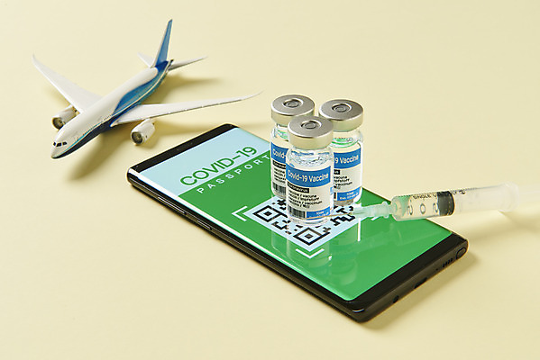 포토 JPG 스튜디오촬영 해외여행 모바일 실내 주사기 사람없음 스마트폰 사회이슈 주사약 온라인 QR코드 노란배경 면역력 백신 비행기모형 접종 증명서 전자여권 코로나바이러스 바이알 포스트코로나 백신여권 델타변이바이러스 위드코로나 국내포토 해외 여행 백그라운드 컨셉 의학 의료기기 비행기 내부 핸드폰 스마트기기 약 노란색 모형 의료용품 바이러스 여권 파일형식