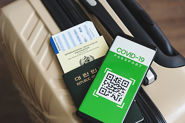 포토 JPG 해외여행 모바일 실내 사람없음 스마트폰 캐리어 사회이슈 항공권 여권 온라인 QR코드 면역력 접종 증명서 전자여권 코로나바이러스 포스트코로나 백신여권 델타변이바이러스 위드코로나 국내포토 해외 여행 컨셉 의학 내부 핸드폰 스마트기기 여행가방 티켓 바이러스 파일형식
