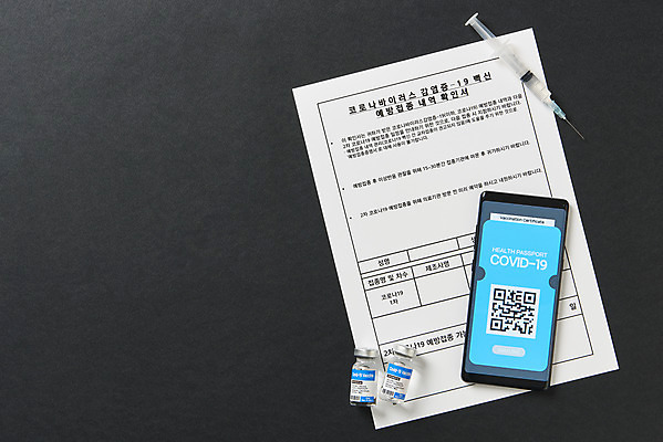 포토 JPG 스튜디오촬영 해외여행 검은배경 모바일 실내 주사기 사람없음 스마트폰 하이앵글 사회이슈 주사약 온라인 QR코드 면역력 백신 접종 증명서 확인서 전자여권 코로나바이러스 바이알 포스트코로나 백신여권 델타변이바이러스 위드코로나 국내포토 해외 뷰포인트 여행 백그라운드 컨셉 의학 의료기기 내부 핸드폰 스마트기기 약 검은색 의료용품 바이러스 문서 여권 파일형식