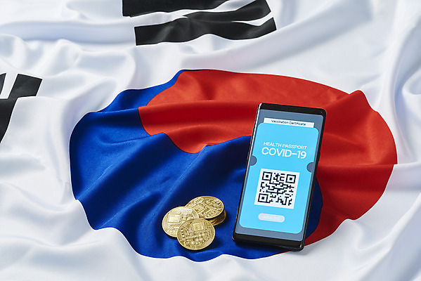 포토 JPG 스튜디오촬영 모바일 실내 사람없음 스마트폰 태극기 사회이슈 온라인 QR코드 면역력 접종 증명서 가상화폐 블록체인 전자여권 코로나바이러스 포스트코로나 백신여권 델타변이바이러스 위드코로나 국내포토 컨셉 돈 의학 내부 금융 핸드폰 스마트기기 바이러스 국기 여권 파일형식 4차산업