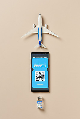 포토 JPG 스튜디오촬영 해외여행 모바일 실내 사람없음 스마트폰 하이앵글 사회이슈 주사약 온라인 QR코드 면역력 백신 비행기모형 접종 증명서 플랫레이 분홍색배경 전자여권 코로나바이러스 바이알 포스트코로나 백신여권 델타변이바이러스 위드코로나 국내포토 해외 뷰포인트 분홍색 여행 백그라운드 컨셉 의학 비행기 내부 핸드폰 스마트기기 약 모형 의료용품 플랫 바이러스 여권 파일형식