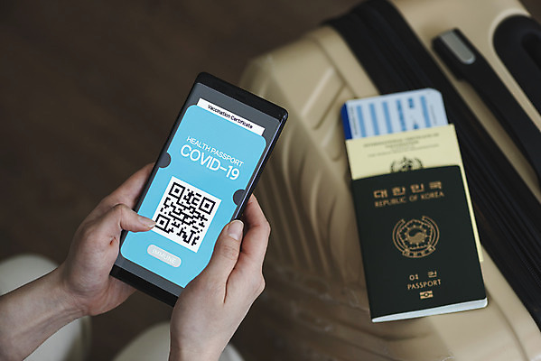 포토 JPG 손 해외여행 모바일 실내 들기 아웃포커스 신체부위 스마트폰 캐리어 사회이슈 항공권 여권 온라인 QR코드 면역력 접종 증명서 전자여권 코로나바이러스 포스트코로나 백신여권 델타변이바이러스 위드코로나 국내포토 해외 여행 컨셉 의학 모션 촬영기법 사람 내부 핸드폰 스마트기기 여행가방 티켓 바이러스 파일형식