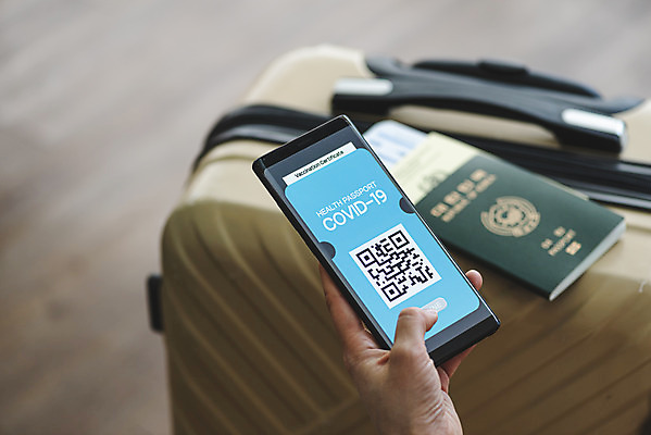 포토 JPG 손 해외여행 모바일 실내 들기 아웃포커스 신체부위 스마트폰 캐리어 사회이슈 항공권 여권 온라인 QR코드 면역력 접종 증명서 전자여권 코로나바이러스 포스트코로나 백신여권 델타변이바이러스 위드코로나 국내포토 해외 여행 컨셉 의학 모션 촬영기법 사람 내부 핸드폰 스마트기기 여행가방 티켓 바이러스 파일형식