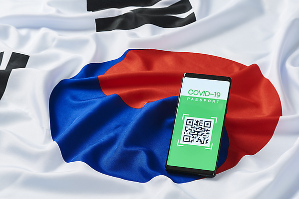 포토 JPG 스튜디오촬영 모바일 실내 사람없음 스마트폰 태극기 사회이슈 온라인 QR코드 면역력 접종 증명서 전자여권 코로나바이러스 포스트코로나 백신여권 델타변이바이러스 위드코로나 국내포토 컨셉 의학 내부 핸드폰 스마트기기 바이러스 국기 여권 파일형식