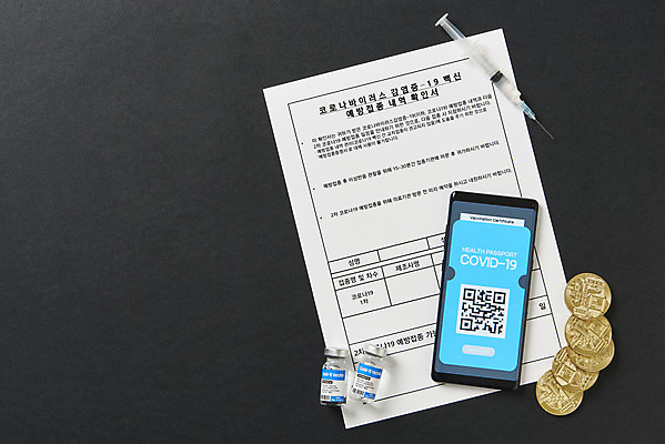 포토 JPG 스튜디오촬영 검은배경 모바일 실내 주사기 사람없음 스마트폰 하이앵글 사회이슈 주사약 온라인 QR코드 면역력 백신 접종 증명서 확인서 가상화폐 블록체인 전자여권 코로나바이러스 바이알 포스트코로나 백신여권 델타변이바이러스 위드코로나 국내포토 뷰포인트 백그라운드 컨셉 돈 의학 의료기기 내부 금융 핸드폰 스마트기기 약 검은색 의료용품 바이러스 문서 여권 파일형식 4차산업