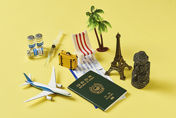 포토 JPG 스튜디오촬영 여행 휴가 실내 주사기 사람없음 야자수 제주도 여행가방 미니어처 에펠탑 돌하르방 사회이슈 항공권 선베드 여권 주사약 노란배경 면역력 백신 접종 코로나바이러스 바이알 포스트코로나 백신여권 델타변이바이러스 위드코로나 국내포토 나무 백그라운드 컨셉 의자 가방 의학 의료기기 한국 내부 약 노란색 모형 의료용품 티켓 바이러스 파리 랜드마크 파일형식