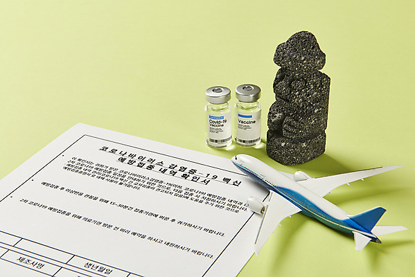 포토 JPG 스튜디오촬영 실내 사람없음 제주도 미니어처 돌하르방 사회이슈 주사약 국내여행 면역력 백신 비행기모형 접종 확인서 초록배경 코로나바이러스 바이알 포스트코로나 백신여권 델타변이바이러스 위드코로나 국내포토 여행 백그라운드 컨셉 의학 비행기 한국 내부 초록색 약 모형 의료용품 바이러스 문서 파일형식
