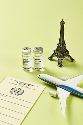 포토 JPG 스튜디오촬영 해외여행 실내 사람없음 미니어처 프랑스 에펠탑 사회이슈 주사약 면역력 백신 비행기모형 접종 증명서 초록배경 코로나바이러스 바이알 포스트코로나 백신여권 델타변이바이러스 위드코로나 국내포토 해외 유럽 여행 백그라운드 컨셉 의학 비행기 내부 초록색 약 모형 의료용품 바이러스 파리 랜드마크 파일형식