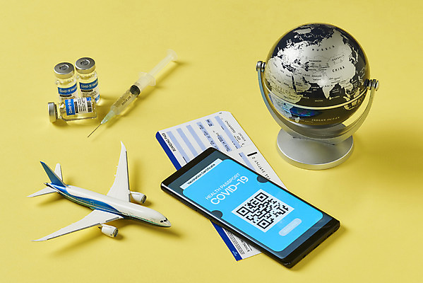 포토 JPG 스튜디오촬영 해외여행 모바일 실내 주사기 사람없음 스마트폰 지구본 사회이슈 항공권 주사약 온라인 QR코드 노란배경 면역력 백신 비행기모형 접종 증명서 전자여권 코로나바이러스 바이알 포스트코로나 백신여권 델타변이바이러스 위드코로나 국내포토 해외 여행 백그라운드 컨셉 의학 의료기기 비행기 내부 핸드폰 스마트기기 약 노란색 모형 의료용품 티켓 바이러스 여권 파일형식