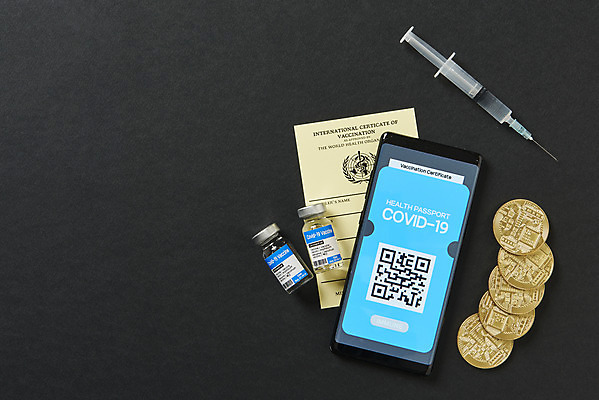 포토 JPG 스튜디오촬영 검은배경 모바일 실내 주사기 사람없음 스마트폰 하이앵글 사회이슈 주사약 온라인 QR코드 면역력 백신 접종 증명서 플랫레이 가상화폐 블록체인 전자여권 코로나바이러스 바이알 포스트코로나 백신여권 델타변이바이러스 위드코로나 국내포토 뷰포인트 백그라운드 컨셉 돈 의학 의료기기 내부 금융 핸드폰 스마트기기 약 검은색 의료용품 플랫 바이러스 여권 파일형식 4차산업