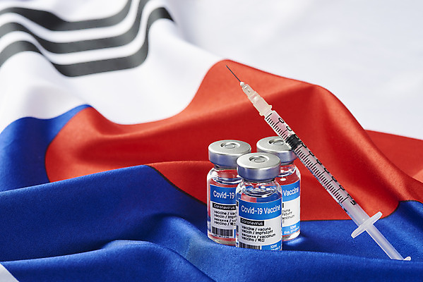 포토 JPG 스튜디오촬영 실내 주사기 사람없음 태극기 사회이슈 주사약 면역력 백신 접종 코로나바이러스 바이알 포스트코로나 델타변이바이러스 위드코로나 국내포토 컨셉 의학 의료기기 내부 약 의료용품 바이러스 국기 파일형식