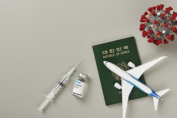 포토 JPG 스튜디오촬영 해외여행 회색배경 실내 주사기 사람없음 하이앵글 모형 사회이슈 여권 주사약 면역력 백신 비행기모형 접종 플랫레이 코로나바이러스 바이알 포스트코로나 백신여권 델타변이바이러스 위드코로나 국내포토 해외 뷰포인트 여행 백그라운드 컨셉 의학 의료기기 비행기 내부 약 회색 의료용품 플랫 바이러스 파일형식