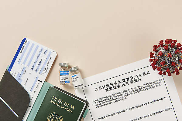 포토 JPG 스튜디오촬영 해외여행 실내 사람없음 하이앵글 모형 사회이슈 항공권 여권 주사약 면역력 백신 여권케이스 접종 확인서 카피스페이스 분홍색배경 코로나바이러스 바이알 포스트코로나 백신여권 델타변이바이러스 위드코로나 국내포토 해외 뷰포인트 분홍색 여행 백그라운드 컨셉 의학 내부 약 공백 의료용품 티켓 바이러스 문서 파일형식