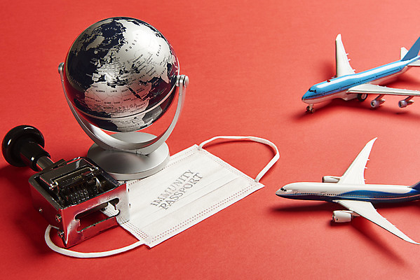 포토 JPG 스튜디오촬영 해외여행 실내 마스크 사람없음 도장 지구본 사회이슈 면역력 비행기모형 빨간배경 접종 코로나바이러스 포스트코로나 델타변이바이러스 위드코로나 국내포토 해외 여행 백그라운드 컨셉 의학 비행기 내부 빨간색 모형 바이러스 파일형식