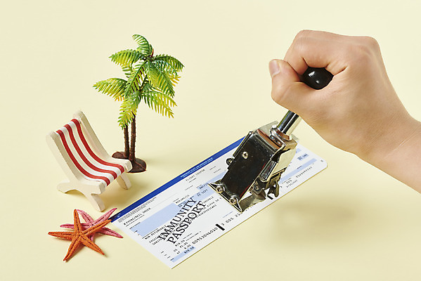 포토 JPG 스튜디오촬영 손 여행 휴가 불가사리 실내 들기 신체부위 도장 야자수 사회이슈 항공권 선베드 노란배경 면역력 접종 코로나바이러스 포스트코로나 백신여권 델타변이바이러스 위드코로나 국내포토 나무 백그라운드 컨셉 의자 의학 모션 극피동물 사람 내부 노란색 티켓 바이러스 파일형식