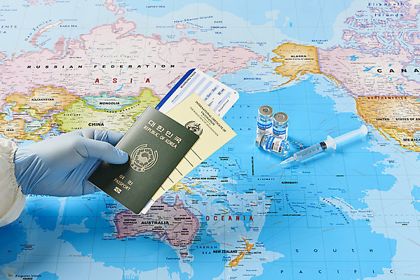 포토 JPG 스튜디오촬영 손 해외여행 세계지도 실내 주사기 들기 신체부위 사회이슈 항공권 여권 주사약 면역력 백신 접종 증명서 코로나바이러스 바이알 포스트코로나 백신여권 델타변이바이러스 위드코로나 국내포토 해외 여행 컨셉 지도 의학 의료기기 모션 사람 내부 세계 약 의료용품 티켓 바이러스 파일형식