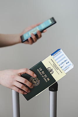 포토 JPG 스튜디오촬영 손 해외여행 회색배경 실내 손잡이 들기 아웃포커스 신체부위 스마트폰 캐리어 사회이슈 항공권 여권 면역력 접종 증명서 코로나바이러스 포스트코로나 백신여권 델타변이바이러스 위드코로나 국내포토 해외 여행 백그라운드 컨셉 의학 모션 촬영기법 사람 내부 핸드폰 스마트기기 여행가방 회색 티켓 바이러스 파일형식