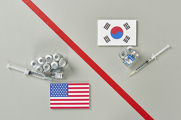 포토 JPG 스튜디오촬영 선 회색배경 실내 주사기 사람없음 하이앵글 비교 성조기 태극기 사회이슈 주사약 면역력 백신 접종 플랫레이 코로나바이러스 바이알 포스트코로나 델타변이바이러스 위드코로나 국내포토 뷰포인트 백그라운드 컨셉 의학 의료기기 내부 약 회색 의료용품 플랫 바이러스 국기 파일형식