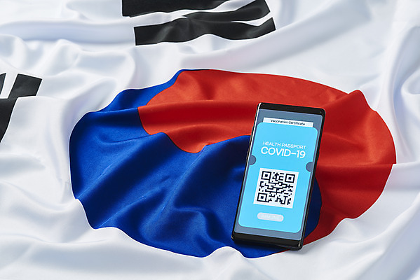 포토 JPG 스튜디오촬영 모바일 실내 사람없음 스마트폰 태극기 사회이슈 온라인 QR코드 면역력 접종 증명서 전자여권 코로나바이러스 포스트코로나 백신여권 델타변이바이러스 위드코로나 국내포토 컨셉 의학 내부 핸드폰 스마트기기 바이러스 국기 여권 파일형식