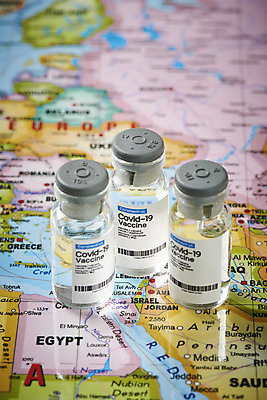 포토 JPG 스튜디오촬영 세계지도 실내 사람없음 아웃포커스 사회이슈 주사약 면역력 백신 이스라엘 접종 코로나바이러스 바이알 포스트코로나 델타변이바이러스 위드코로나 국내포토 컨셉 지도 의학 촬영기법 내부 세계 약 의료용품 바이러스 서아시아 파일형식