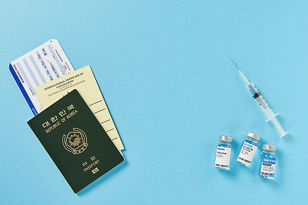 포토 JPG 스튜디오촬영 해외여행 실내 주사기 사람없음 하이앵글 사회이슈 항공권 파란배경 여권 주사약 면역력 백신 접종 증명서 코로나바이러스 바이알 포스트코로나 백신여권 델타변이바이러스 위드코로나 국내포토 해외 뷰포인트 여행 백그라운드 컨셉 의학 의료기기 내부 파란색 약 의료용품 티켓 바이러스 파일형식