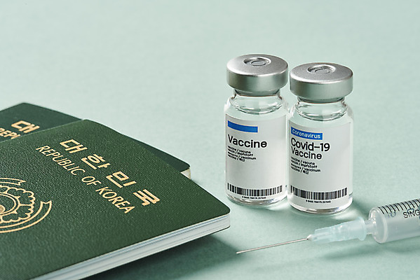 포토 JPG 스튜디오촬영 여행 실내 주사기 사람없음 사회이슈 여권 주사약 면역력 백신 접종 초록배경 코로나바이러스 바이알 포스트코로나 백신여권 델타변이바이러스 위드코로나 국내포토 백그라운드 컨셉 의학 의료기기 내부 초록색 약 의료용품 바이러스 파일형식