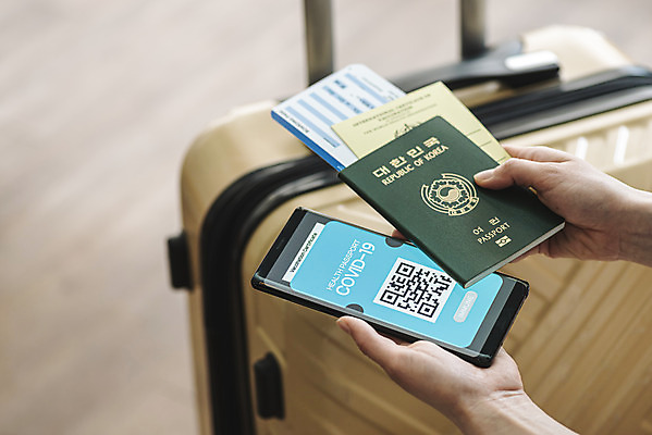 포토 JPG 손 해외여행 모바일 실내 들기 아웃포커스 신체부위 스마트폰 캐리어 사회이슈 항공권 여권 온라인 QR코드 면역력 접종 증명서 전자여권 코로나바이러스 포스트코로나 백신여권 델타변이바이러스 위드코로나 국내포토 해외 여행 컨셉 의학 모션 촬영기법 사람 내부 핸드폰 스마트기기 여행가방 티켓 바이러스 파일형식