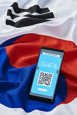 포토 JPG 스튜디오촬영 모바일 실내 사람없음 스마트폰 태극기 사회이슈 온라인 QR코드 면역력 접종 증명서 전자여권 코로나바이러스 포스트코로나 백신여권 델타변이바이러스 위드코로나 국내포토 컨셉 의학 내부 핸드폰 스마트기기 바이러스 국기 여권 파일형식