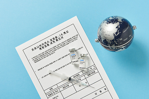 포토 JPG 스튜디오촬영 해외여행 실내 주사기 사람없음 하이앵글 지구본 사회이슈 파란배경 면역력 접종 확인서 코로나바이러스 포스트코로나 백신여권 델타변이바이러스 국내포토 해외 뷰포인트 여행 백그라운드 컨셉 의학 의료기기 내부 파란색 바이러스 문서 파일형식
