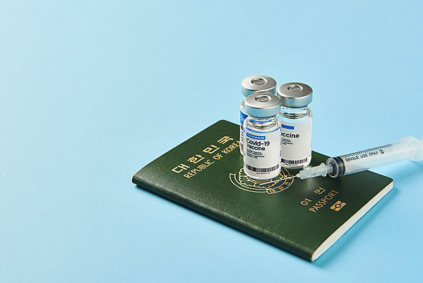 포토 JPG 스튜디오촬영 해외여행 실내 주사기 사람없음 사회이슈 파란배경 여권 주사약 면역력 백신 접종 코로나바이러스 바이알 포스트코로나 백신여권 델타변이바이러스 위드코로나 국내포토 해외 여행 백그라운드 컨셉 의학 의료기기 내부 파란색 약 의료용품 바이러스 파일형식