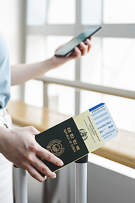 포토 JPG 손 여자 해외여행 실내 한명 들기 상반신 20대 성인 옆모습 스마트폰 한국인 사회이슈 항공권 여권 면역력 접종 증명서 성인여자한명만 코로나바이러스 포스트코로나 백신여권 델타변이바이러스 위드코로나 국내포토 1 해외 뷰포인트 여행 컨셉 의학 모션 사람 동양인 청년 내부 신체부위 핸드폰 스마트기기 티켓 바이러스 여자한명만 성인여자만 파일형식