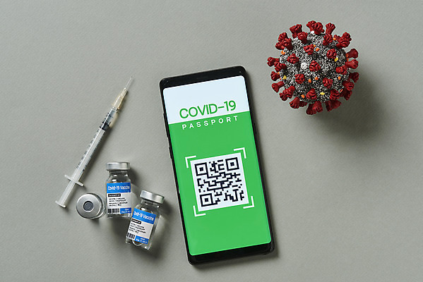 포토 JPG 스튜디오촬영 해외여행 회색배경 모바일 실내 주사기 사람없음 스마트폰 하이앵글 모형 사회이슈 주사약 온라인 QR코드 면역력 백신 접종 증명서 전자여권 코로나바이러스 바이알 포스트코로나 백신여권 델타변이바이러스 위드코로나 국내포토 해외 뷰포인트 여행 백그라운드 컨셉 의학 의료기기 내부 핸드폰 스마트기기 약 회색 의료용품 바이러스 여권 파일형식