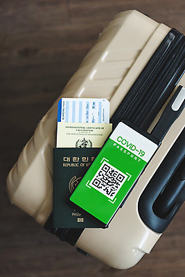 포토 JPG 해외여행 모바일 실내 사람없음 스마트폰 하이앵글 캐리어 사회이슈 항공권 여권 온라인 QR코드 면역력 접종 증명서 전자여권 코로나바이러스 포스트코로나 백신여권 델타변이바이러스 위드코로나 국내포토 해외 뷰포인트 여행 컨셉 의학 내부 핸드폰 스마트기기 여행가방 티켓 바이러스 파일형식