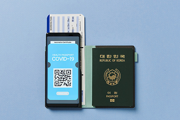 포토 JPG 스튜디오촬영 해외여행 모바일 실내 사람없음 스마트폰 하이앵글 사회이슈 항공권 파란배경 여권 온라인 QR코드 면역력 여권케이스 접종 증명서 전자여권 코로나바이러스 포스트코로나 백신여권 델타변이바이러스 위드코로나 국내포토 해외 뷰포인트 여행 백그라운드 컨셉 의학 내부 파란색 핸드폰 스마트기기 티켓 바이러스 파일형식