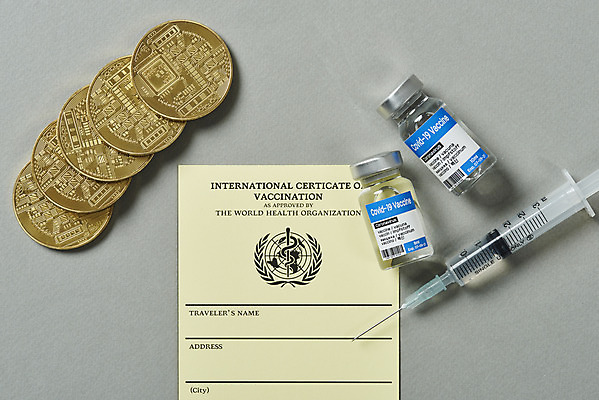 포토 JPG 스튜디오촬영 여행 회색배경 실내 주사기 사람없음 하이앵글 사회이슈 주사약 면역력 백신 접종 증명서 플랫레이 가상화폐 블록체인 코로나바이러스 바이알 포스트코로나 백신여권 델타변이바이러스 위드코로나 국내포토 뷰포인트 백그라운드 컨셉 돈 의학 의료기기 내부 금융 약 회색 의료용품 플랫 바이러스 파일형식 4차산업