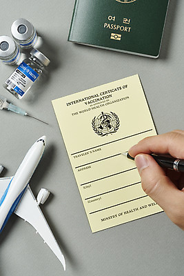 포토 JPG 스튜디오촬영 손 해외여행 회색배경 실내 주사기 신체부위 하이앵글 볼펜 기록 잡기 사회이슈 여권 주사약 면역력 백신 비행기모형 접종 증명서 코로나바이러스 바이알 포스트코로나 백신여권 델타변이바이러스 위드코로나 국내포토 해외 뷰포인트 여행 백그라운드 컨셉 의학 의료기기 모션 비행기 사람 내부 약 펜 모형 회색 의료용품 바이러스 파일형식