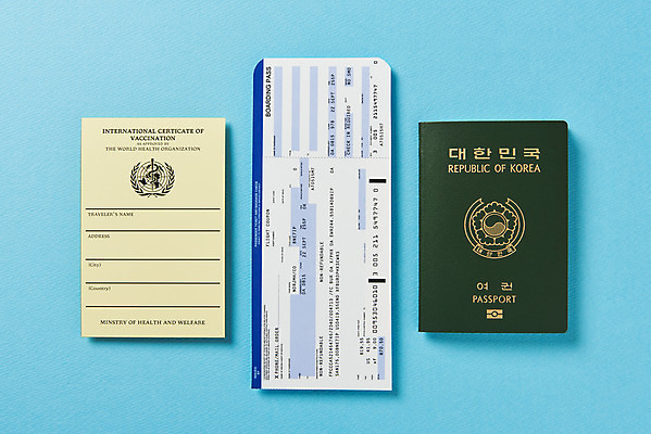 포토 JPG 스튜디오촬영 해외여행 실내 사람없음 하이앵글 사회이슈 항공권 파란배경 여권 면역력 접종 증명서 코로나바이러스 포스트코로나 백신여권 델타변이바이러스 위드코로나 국내포토 해외 뷰포인트 여행 백그라운드 컨셉 의학 내부 파란색 티켓 바이러스 파일형식