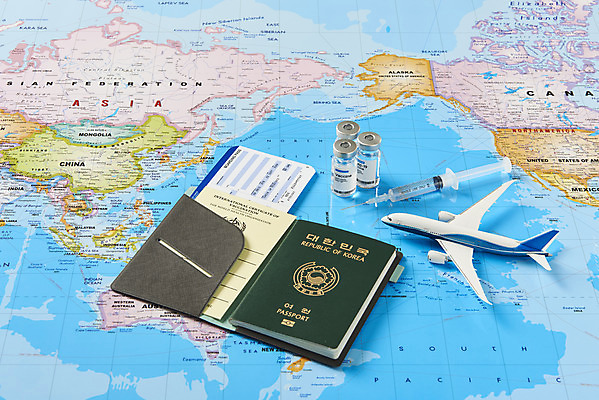 포토 JPG 스튜디오촬영 해외여행 세계지도 실내 주사기 사람없음 사회이슈 항공권 여권 주사약 면역력 백신 비행기모형 여권케이스 접종 코로나바이러스 바이알 포스트코로나 백신여권 델타변이바이러스 위드코로나 국내포토 해외 여행 컨셉 지도 의학 의료기기 비행기 내부 세계 약 모형 의료용품 티켓 바이러스 파일형식