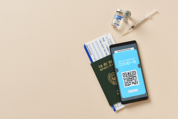 포토 JPG 스튜디오촬영 해외여행 모바일 실내 주사기 사람없음 스마트폰 하이앵글 사회이슈 항공권 여권 주사약 온라인 QR코드 면역력 백신 접종 증명서 분홍색배경 전자여권 코로나바이러스 바이알 포스트코로나 백신여권 델타변이바이러스 위드코로나 국내포토 해외 뷰포인트 분홍색 여행 백그라운드 컨셉 의학 의료기기 내부 핸드폰 스마트기기 약 의료용품 티켓 바이러스 파일형식
