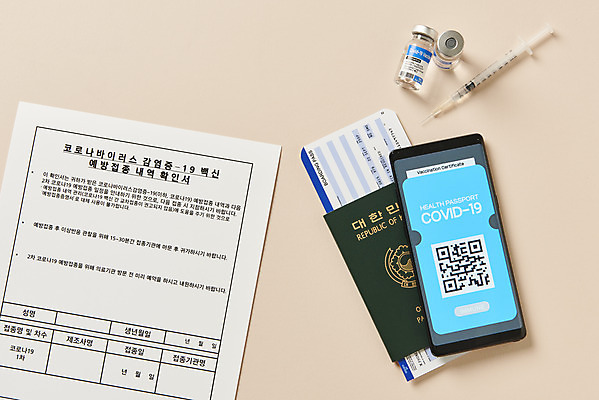 포토 JPG 스튜디오촬영 해외여행 모바일 실내 주사기 사람없음 스마트폰 하이앵글 사회이슈 항공권 여권 주사약 온라인 QR코드 면역력 백신 접종 증명서 확인서 플랫레이 분홍색배경 전자여권 코로나바이러스 바이알 포스트코로나 백신여권 델타변이바이러스 위드코로나 국내포토 해외 뷰포인트 분홍색 여행 백그라운드 컨셉 의학 의료기기 내부 핸드폰 스마트기기 약 의료용품 티켓 플랫 바이러스 문서 파일형식