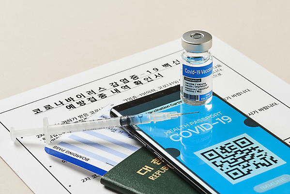 포토 JPG 스튜디오촬영 해외여행 모바일 실내 주사기 사람없음 스마트폰 사회이슈 항공권 여권 주사약 온라인 QR코드 면역력 백신 접종 증명서 확인서 베이지색배경 전자여권 코로나바이러스 바이알 포스트코로나 백신여권 델타변이바이러스 위드코로나 국내포토 해외 여행 백그라운드 컨셉 의학 의료기기 내부 핸드폰 스마트기기 약 의료용품 티켓 바이러스 문서 베이지색 파일형식