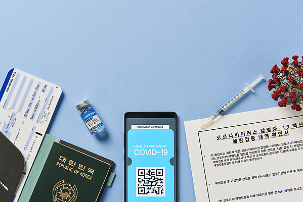 포토 JPG 스튜디오촬영 해외여행 모바일 실내 주사기 사람없음 스마트폰 하이앵글 모형 사회이슈 항공권 파란배경 여권 주사약 온라인 QR코드 면역력 백신 접종 증명서 확인서 전자여권 코로나바이러스 바이알 포스트코로나 백신여권 델타변이바이러스 위드코로나 국내포토 해외 뷰포인트 여행 백그라운드 컨셉 의학 의료기기 내부 파란색 핸드폰 스마트기기 약 의료용품 티켓 바이러스 문서 파일형식