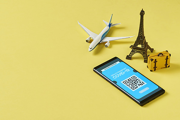 포토 JPG 스튜디오촬영 해외여행 모바일 실내 사람없음 스마트폰 여행가방 미니어처 프랑스 에펠탑 사회이슈 온라인 QR코드 노란배경 면역력 비행기모형 접종 증명서 전자여권 코로나바이러스 포스트코로나 백신여권 델타변이바이러스 위드코로나 국내포토 해외 유럽 여행 백그라운드 컨셉 가방 의학 비행기 내부 핸드폰 스마트기기 노란색 모형 바이러스 여권 파리 랜드마크 파일형식