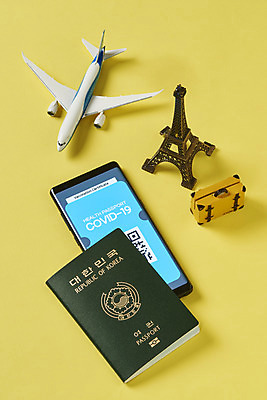 포토 JPG 스튜디오촬영 해외여행 모바일 실내 사람없음 스마트폰 여행가방 미니어처 프랑스 에펠탑 사회이슈 여권 온라인 QR코드 노란배경 면역력 비행기모형 접종 증명서 전자여권 코로나바이러스 포스트코로나 백신여권 델타변이바이러스 위드코로나 국내포토 해외 유럽 여행 백그라운드 컨셉 가방 의학 비행기 내부 핸드폰 스마트기기 노란색 모형 바이러스 파리 랜드마크 파일형식