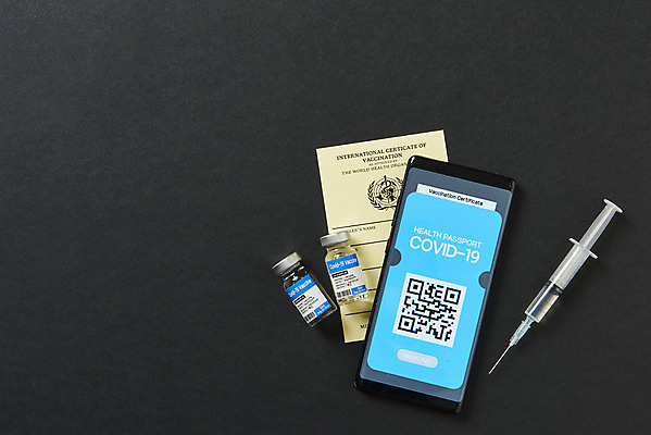 포토 JPG 스튜디오촬영 해외여행 검은배경 모바일 실내 주사기 사람없음 스마트폰 하이앵글 사회이슈 주사약 온라인 QR코드 면역력 백신 접종 증명서 전자여권 코로나바이러스 바이알 포스트코로나 백신여권 위드코로나 국내포토 해외 뷰포인트 여행 백그라운드 컨셉 의학 의료기기 내부 핸드폰 스마트기기 약 검은색 의료용품 바이러스 여권 파일형식