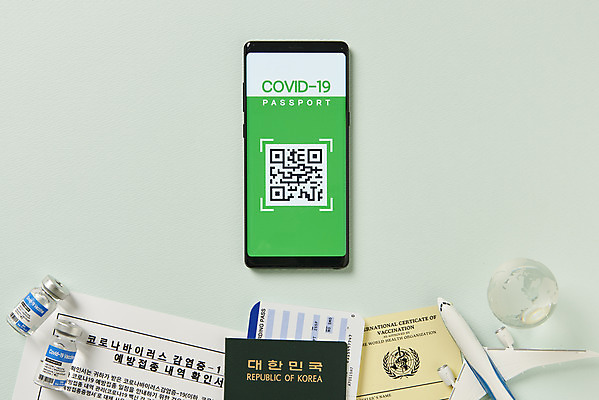 포토 JPG 스튜디오촬영 해외여행 모바일 실내 사람없음 스마트폰 하이앵글 지구본 사회이슈 항공권 여권 주사약 온라인 QR코드 면역력 백신 비행기모형 접종 증명서 플랫레이 민트색배경 전자여권 코로나바이러스 바이알 포스트코로나 백신여권 델타변이바이러스 위드코로나 국내포토 해외 뷰포인트 여행 백그라운드 컨셉 의학 비행기 내부 핸드폰 스마트기기 약 모형 의료용품 티켓 플랫 바이러스 민트색 파일형식