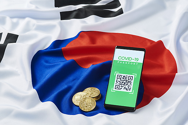 포토 JPG 스튜디오촬영 모바일 실내 사람없음 스마트폰 태극기 사회이슈 온라인 QR코드 면역력 접종 증명서 가상화폐 블록체인 전자여권 코로나바이러스 포스트코로나 백신여권 델타변이바이러스 위드코로나 국내포토 컨셉 돈 의학 내부 금융 핸드폰 스마트기기 바이러스 국기 여권 파일형식 4차산업