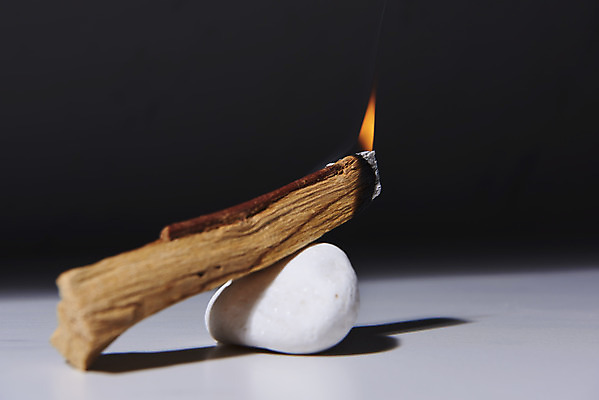 포토 JPG 스튜디오촬영 검은배경 불 실내 사람없음 조약돌 아로마 향 나무조각 아로마테라피 팔로산토 국내포토 자연요소 나무 백그라운드 내부 목재 검은색 돌_바위 테라피 파일형식