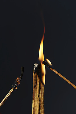 포토 JPG 스튜디오촬영 검은배경 불 실내 근접촬영 사람없음 성냥 아로마 향 나무조각 아로마테라피 팔로산토 국내포토 자연요소 나무 뷰포인트 백그라운드 내부 목재 검은색 테라피 파일형식