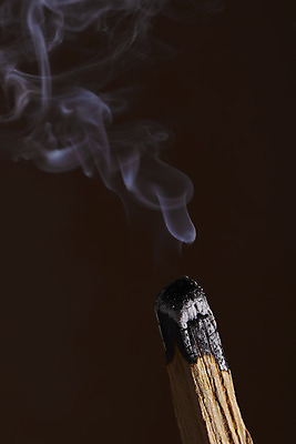 포토 JPG 스튜디오촬영 검은배경 실내 근접촬영 사람없음 연기 아로마 향 나무조각 아로마테라피 팔로산토 국내포토 나무 뷰포인트 백그라운드 내부 목재 검은색 테라피 파일형식